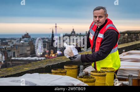 Edinburgh Castle, Edinburgh, Schottland, Vereinigtes Königreich, 30. Dezember 2023, Edinburgh Hogmanay: Revellers feiern 2024 mit Unterhaltung im gesamten Stadtzentrum. Die pyrotechnischen Zauberer Titanium entwerfen und bereiten sich erneut auf eines der weltweit besten Neujahrsfeuerwerke vor, die von den Stadtmauern von Edinburgh Castle aus gestartet werden. Die Hogmanay-Veranstaltung feiert ihr 30. Jahr. Crew-Mitglied Steve überprüft einige der Feuerwerkrohre. Credit Sally Anderson/Alamy Live News Stockfoto