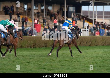 Unsterblicher Fame, geritten von Stan Sheppard und trainiert von Tom Lacey, gewann die Handicap-Hürde in Wincanton am 21. März 2022 Stockfoto