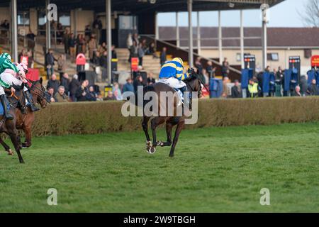 Unsterblicher Fame, geritten von Stan Sheppard und trainiert von Tom Lacey, gewann die Handicap-Hürde in Wincanton am 21. März 2022 Stockfoto