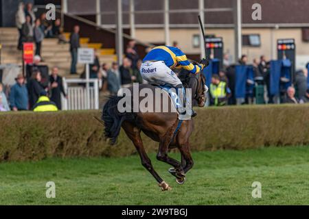 Unsterblicher Fame, geritten von Stan Sheppard und trainiert von Tom Lacey, gewann die Handicap-Hürde in Wincanton am 21. März 2022 Stockfoto