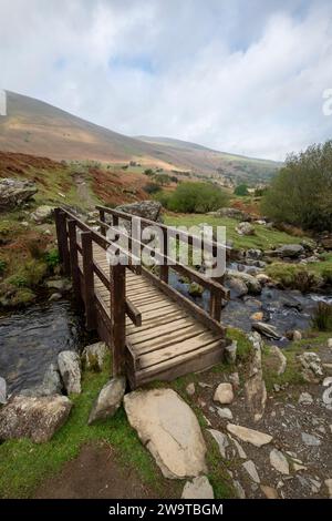 Fußgängerbrücke unter den Wasserfällen von Rhaeadr Bach in der Nähe von Abergwyngregyn, Gwnyedd, Nordwales. Stockfoto