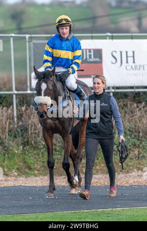 Unsterblicher Fame, geritten von Stan Sheppard und trainiert von Tom Lacey, gewann die Handicap-Hürde in Wincanton am 21. März 2022 Stockfoto