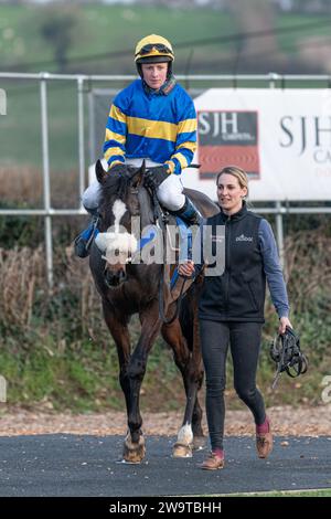 Unsterblicher Fame, geritten von Stan Sheppard und trainiert von Tom Lacey, gewann die Handicap-Hürde in Wincanton am 21. März 2022 Stockfoto