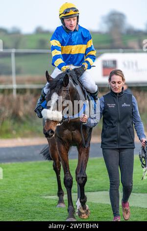 Unsterblicher Fame, geritten von Stan Sheppard und trainiert von Tom Lacey, gewann die Handicap-Hürde in Wincanton am 21. März 2022 Stockfoto