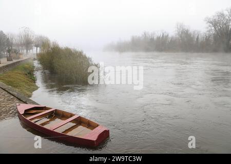 Traditionelles Holzboot zum Angeln im Fluss Dordogne bei La Roque-Gageac in Périgord Noir. Das Wasser im Boot wird verwendet, um das Holz zu schwellen Stockfoto