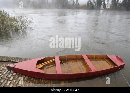 Traditionelles Holzboot zum Angeln im Fluss Dordogne bei La Roque-Gageac in Périgord Noir. Das Wasser im Boot wird verwendet, um das Holz zu schwellen Stockfoto