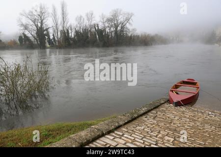 Traditionelles Holzboot zum Angeln im Fluss Dordogne bei La Roque-Gageac in Périgord Noir. Das Wasser im Boot wird verwendet, um das Holz zu schwellen Stockfoto