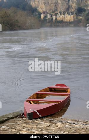 Traditionelles Holzboot zum Angeln im Fluss Dordogne bei La Roque-Gageac in Périgord Noir. Das Wasser im Boot wird verwendet, um das Holz zu schwellen Stockfoto