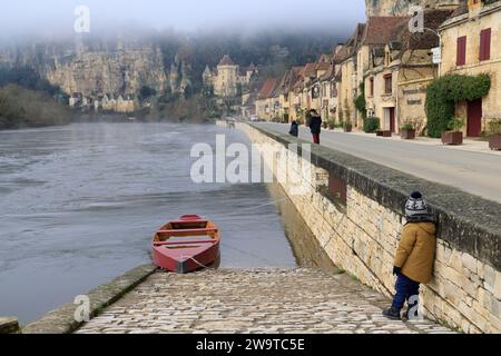 Traditionelles Holzboot zum Angeln im Fluss Dordogne bei La Roque-Gageac in Périgord Noir. Das Wasser im Boot wird verwendet, um das Holz zu schwellen Stockfoto