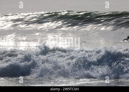 Montecito, Kalifornien, USA, 29. Dezember 2023. Montecito, in der Nähe von Santa Barbara, 29. Dezember 2023: Riesige Wellen (Bild: © Amy Katz/ZUMA Press Wire) NUR REDAKTIONELLE VERWENDUNG! Nicht für kommerzielle ZWECKE! Quelle: ZUMA Press, Inc./Alamy Live News Stockfoto