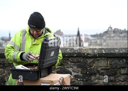 Edinburgh, Schottland, Großbritannien. 30. Dezember 2023. Das Hogmanay-Feuerwerk wird in vollem Gange vorbereitet, und die Arbeiter des Titanium Fireworks arbeiten hart daran, sich auf Edinburgh Castle einzurichten. Quelle: Craig Brown/Alamy Live News Stockfoto