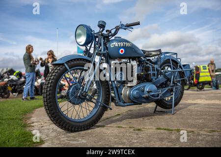 1940 BSA M20 Motorrad auf der Race Day Airshow in Shuttleworth am 2. Oktober 2023. Stockfoto