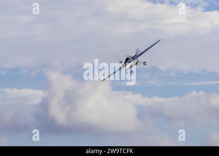 Zivko Edge 540 G-EDGY, Flugzeugträger auf der Shuttleworth Race Day Airshow am 1. Oktober 2023. Stockfoto