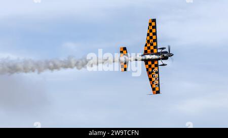 Zivko Edge 540 G-EDGY, Flugzeugträger auf der Shuttleworth Race Day Airshow am 1. Oktober 2023. Stockfoto