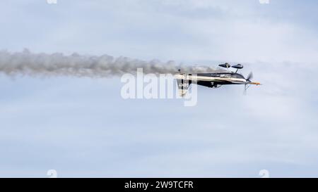 Zivko Edge 540 G-EDGY, Flugzeugträger auf der Shuttleworth Race Day Airshow am 1. Oktober 2023. Stockfoto