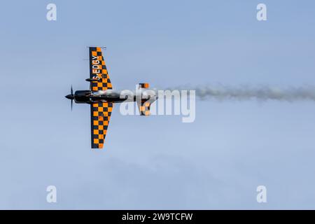 Zivko Edge 540 G-EDGY, Flugzeugträger auf der Shuttleworth Race Day Airshow am 1. Oktober 2023. Stockfoto