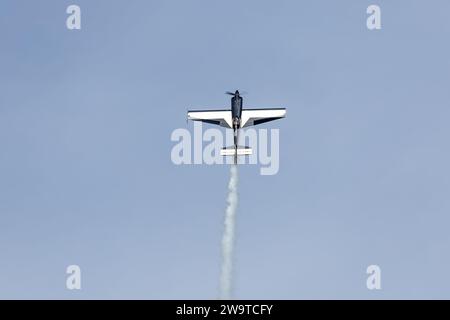 Zivko Edge 540 G-EDGY, Flugzeugträger auf der Shuttleworth Race Day Airshow am 1. Oktober 2023. Stockfoto