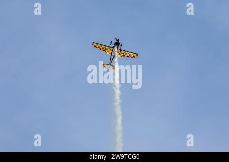 Zivko Edge 540 G-EDGY, Flugzeugträger auf der Shuttleworth Race Day Airshow am 1. Oktober 2023. Stockfoto