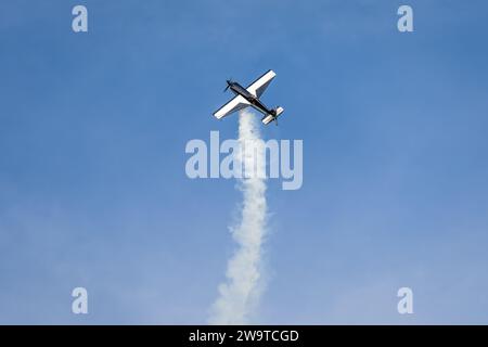 Zivko Edge 540 G-EDGY, Flugzeugträger auf der Shuttleworth Race Day Airshow am 1. Oktober 2023. Stockfoto