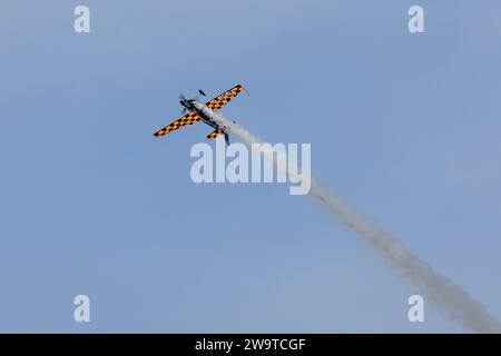 Zivko Edge 540 G-EDGY, Flugzeugträger auf der Shuttleworth Race Day Airshow am 1. Oktober 2023. Stockfoto