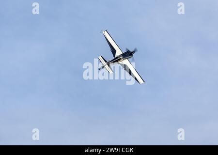 Zivko Edge 540 G-EDGY, Flugzeugträger auf der Shuttleworth Race Day Airshow am 1. Oktober 2023. Stockfoto