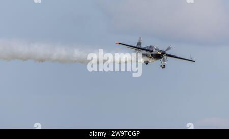 Zivko Edge 540 G-EDGY, Flugzeugträger auf der Shuttleworth Race Day Airshow am 1. Oktober 2023. Stockfoto