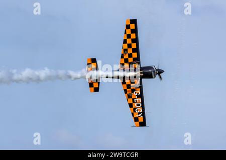 Zivko Edge 540 G-EDGY, Flugzeugträger auf der Shuttleworth Race Day Airshow am 1. Oktober 2023. Stockfoto