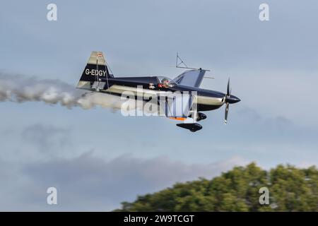 Zivko Edge 540 G-EDGY, Flugzeugträger auf der Shuttleworth Race Day Airshow am 1. Oktober 2023. Stockfoto