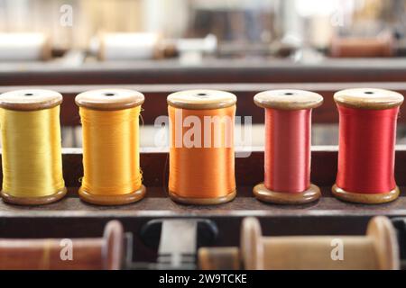 Whitchurch Silk Mill, Whitchurch, Hampshire, England, Innenansicht von Textilien und Seidenfäden Stockfoto