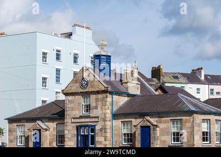 Die alten Hafenbüros in der historischen Stadt Caernarfon, Gwynedd, Nordwales. Stockfoto