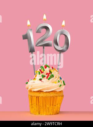 Nummer 120 Kerze mit Cupcake - Geburtstagskarte Stockfoto