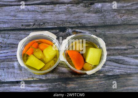 Arabische Gurken, mariniertes eingelegtes Gemüse aus Chili-Paprika, Gurke, Kartoffelwürfel, Oliven, Karotten, arabische traditionelle syrische Vorspeise Stockfoto