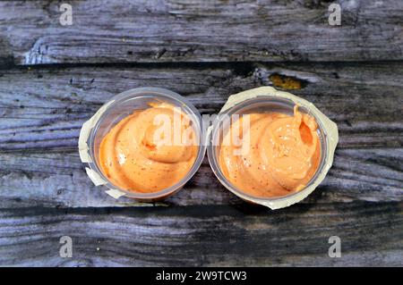 Scharfe Knoblauchsoße oder Tomeya, Tomiya, auf dem traditionellen Dip-Weg des Nahen Ostens, eine Sauce, die aus Knoblauch als Hauptzutat, Emulsion, zubereitet wird Stockfoto