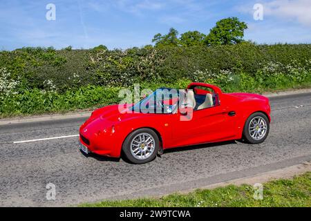 1999 90er Jahre Red Lotus Elise 1796 ccm 5-Gang-Schaltgetriebe, Zweisitzer-Roadster angetrieben vom 1,8-Liter-Reihenviermotor der Rover K-Serie; restaurierte klassische Spezialmotoren Fahrzeugrestaurierung, Automobilsammler, Motorenfreunde und historische Veteranen, die in Cheshire, Großbritannien unterwegs sind Stockfoto