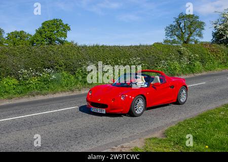 1999 90er Jahre Red Lotus Elise 1796 ccm 5-Gang-Schaltgetriebe, Zweisitzer-Roadster angetrieben vom 1,8-Liter-Reihenviermotor der Rover K-Serie; restaurierte klassische Spezialmotoren Fahrzeugrestaurierung, Automobilsammler, Motorenfreunde und historische Veteranen, die in Cheshire, Großbritannien unterwegs sind Stockfoto