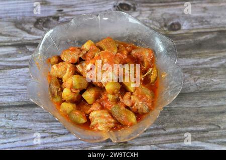 Okra mit Rindfleischstücken und Tomatensauce, Bamia, Bamya oder Okro ist Abelmoschus esculentus, in vielen englischsprachigen Ländern als Damen bekannt Stockfoto