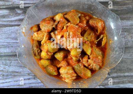 Okra mit Rindfleischstücken und Tomatensauce, Bamia, Bamya oder Okro ist Abelmoschus esculentus, in vielen englischsprachigen Ländern als Damen bekannt Stockfoto