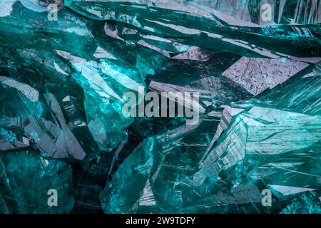 Dioptase Kristall Makro Detail Texturhintergrund. Nahaufnahme von rohem, unpoliertem Halbedelstein Stockfoto