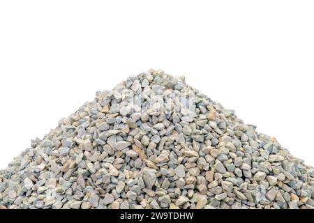 Zerstoßene Steine des wertvollen Minerals Zeolith. Kleine Kieselfragmente werden in einem kegelförmigen Haufen gestapelt. Isoliert. Stockfoto