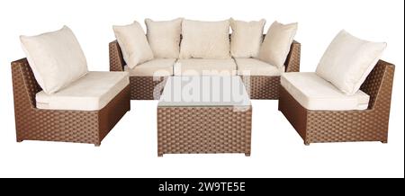 Rattanmöbel für Garten oder Terrasse. Komfortables Sofa und zwei Sessel mit weichen Kissen und einem Couchtisch. Stockfoto