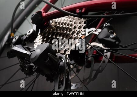 Nahaufnahme eines Fahrrad-Umwerfers, einer Kassette und einer Kette. Fahrradausrüstung. Komponenten und Teile des Motorrads. Stockfoto