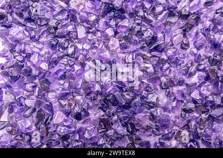 Amethyst Stein Chips Makro Detail Textur Hintergrund. Nahaufnahme polierter Halbedelstein. Stockfoto