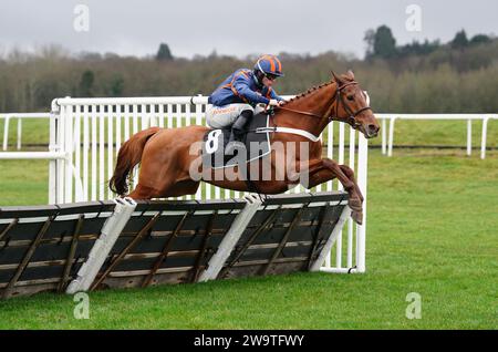 Spring Note, geritten von James Bowen, räumt einen Zaun, bevor er die Play Coral „Racing-Super-Series“ für die Handicap-Hürde der Free Mares auf der Newbury Racecourse in Berkshire gewinnt. Bilddatum: Samstag, 30. Dezember 2023. Stockfoto