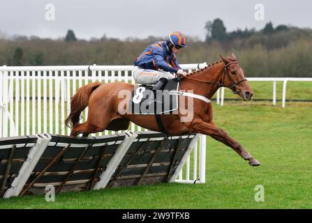 Spring Note, geritten von James Bowen, räumt einen Zaun, bevor er die Play Coral „Racing-Super-Series“ für die Handicap-Hürde der Free Mares auf der Newbury Racecourse in Berkshire gewinnt. Bilddatum: Samstag, 30. Dezember 2023. Stockfoto