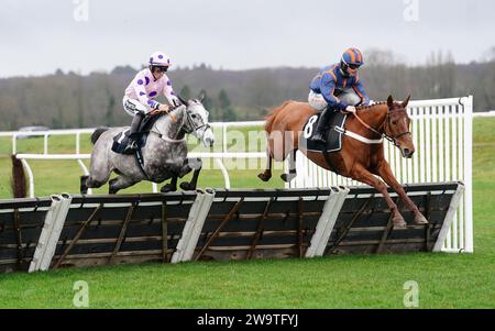 Spring Note, geritten von James Bowen (rechts), macht einen Zaun frei, bevor er die Play Coral „Racing-Super-Series“ für die Handicap-Hürde der Free Mares auf der Newbury Racecourse, Berkshire, gewinnt. Bilddatum: Samstag, 30. Dezember 2023. Stockfoto