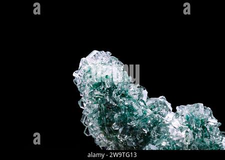 Apophyllit Heulandite mit grün isoliert auf schwarzem Hintergrund. Makrodetail Nahaufnahme rauer roher unpolierter Halbedelstein. Stockfoto