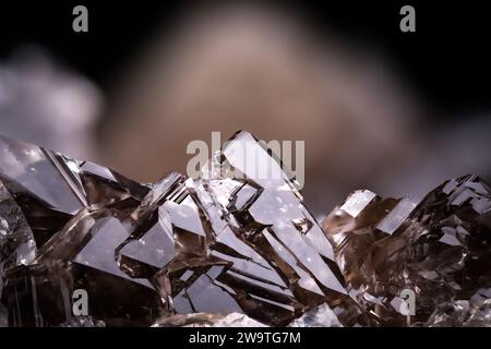 Skelett-Rauchquarz isoliert auf schwarzem Hintergrund. Makrodetail Nahaufnahme rauer roher unpolierter Halbedelstein. Stockfoto