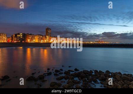 Oostende (Ostende) City Skyline am Nordseestrand nach Sonnenuntergang mit Nachtlicht, Flandern, Belgien. Stockfoto