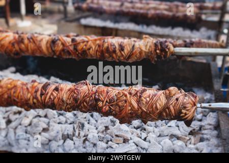 Ostern in Griechenland, Prozess des Kochens traditionelles griechisches Ostergericht - gegrilltes Kokoretsi, ein Lamm oder eine Ziege Därme und Innereien, Grillen Kokorec in den s Stockfoto