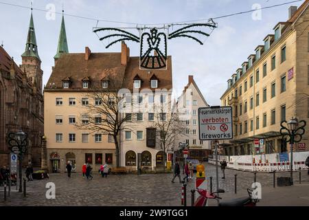 Zweisprachiges Hinweisschild für das Feuerwerksverbot in der Nürnberger Altstadt während der Silvesternacht in Deutsch und Englisch und dem Symbol mit durchgestricheneer Rakete und Böller. Hier in der Theresienstraße Kreuzung Rathausplatz. *** Zweisprachiges Schild für das Feuerwerkverbot in der Nürnberger Altstadt zur Silvesterzeit in Deutsch und Englisch und das Symbol mit durchgestrichener Rakete und Feuerwerkskörpern hier in der Theresienstraße an der Kreuzung Rathausplatz 20231230-6V2A6971 Stockfoto